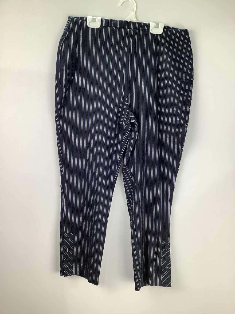 Chico's Pull on Cropped Navy Pinstripe Pants womens size 1 (8)
